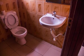 Standard Room | Bathroom | Shower, rainfall showerhead, free toiletries, towels - De Web Hotel & Lodge (Lagos)