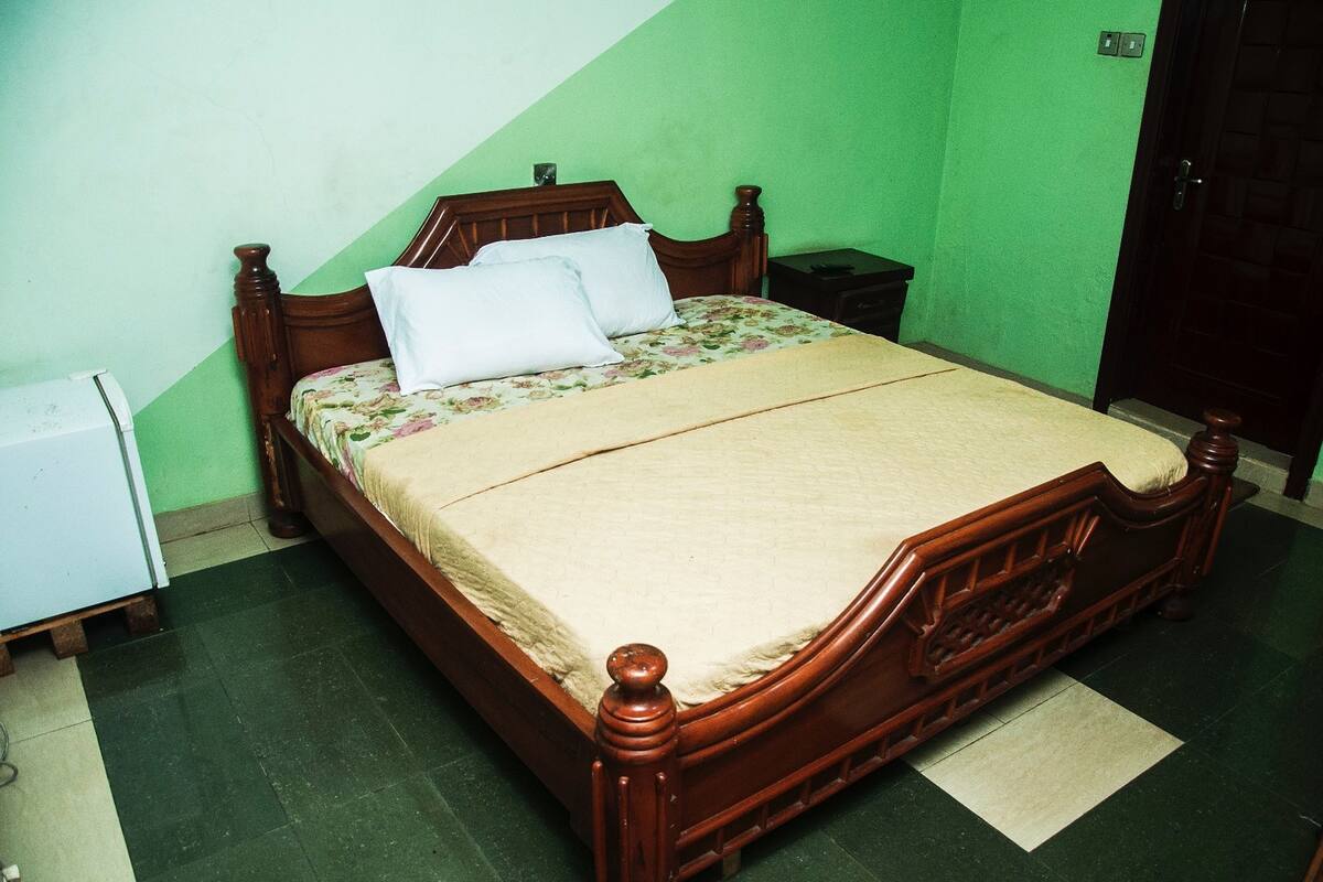 Desk, bed sheets