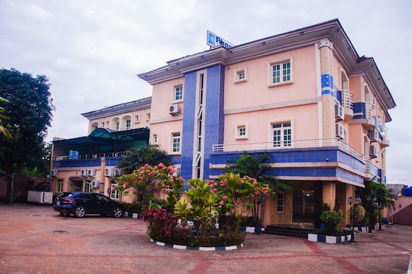 Mặt tiền nơi lưu trú
