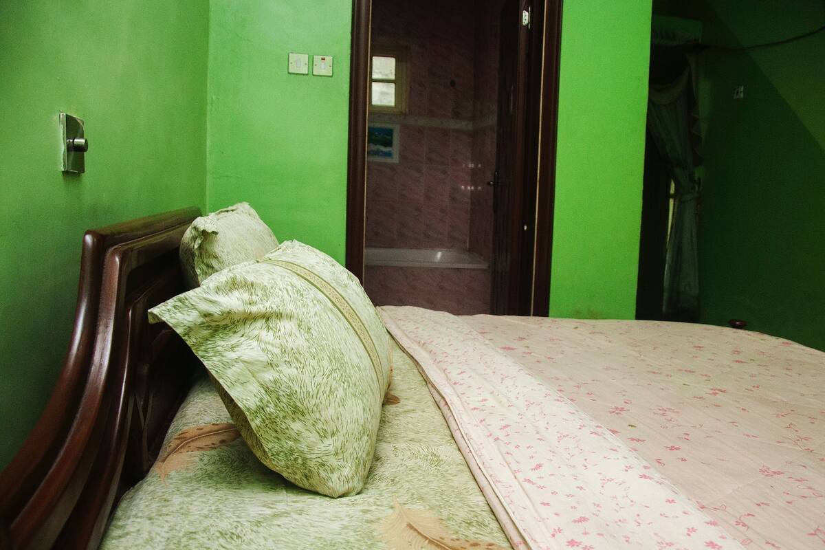 Desk, bed sheets