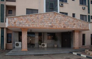 Property entrance - Alfoscar Hotel & Suites (Lagos)