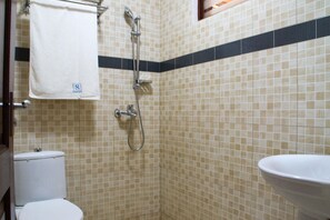 Shower, rainfall showerhead, free toiletries, towels