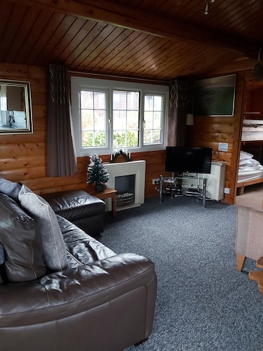 SNOWDONIA LOG CABIN RETREAT. 4/6 BERTH FAMILY/PET FRIENDLY. MOUNTAIN VIEWS