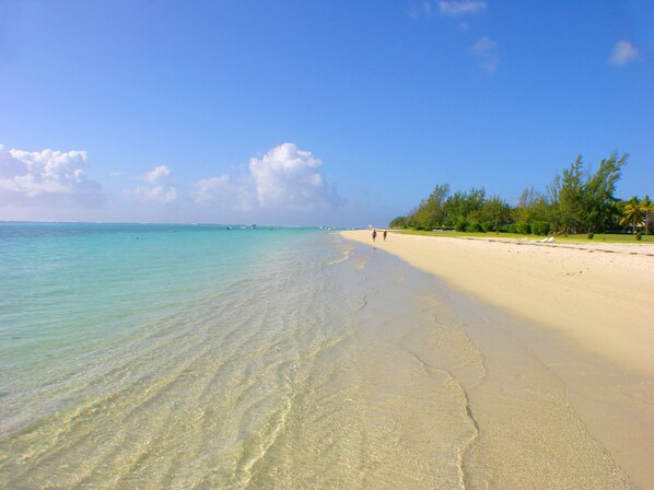 Beach nearby, sun-loungers, beach towels