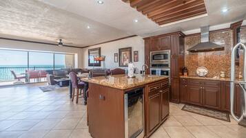 Een koelkast, een magnetron, een oven, een kookplaat