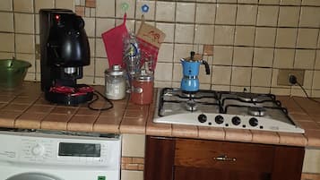 Fridge, oven, stovetop, coffee/tea maker