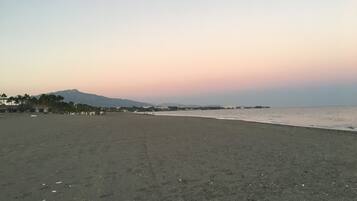 Playa en los alrededores y toallas de playa