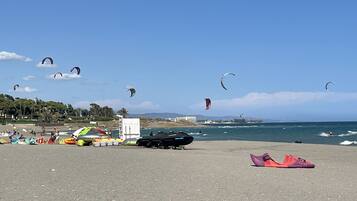 Ubicación cercana a la playa y toallas de playa