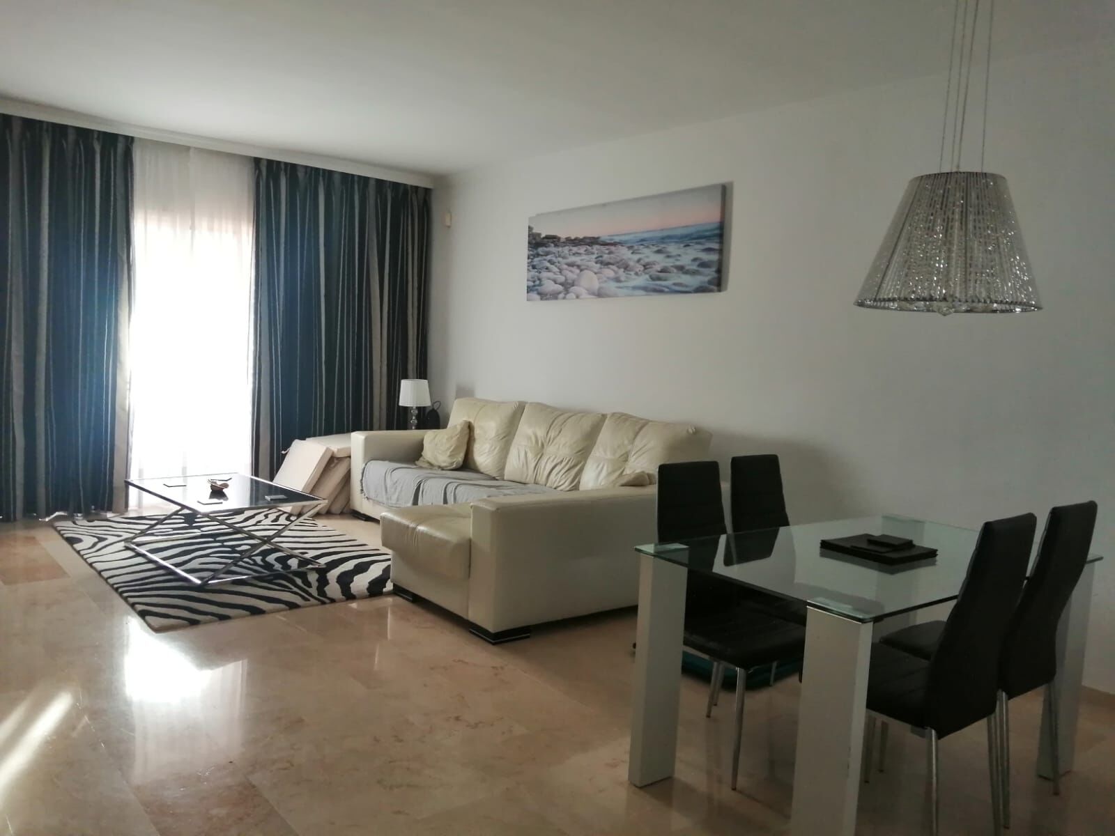 Fernseher, DVD-Player, Bücher