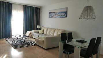 Una televisión, un reproductor de DVD, libros