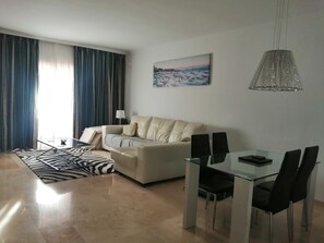 Televisie, een dvd-speler en boeken