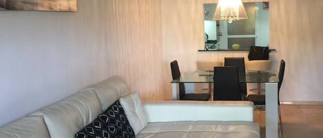 Fernseher, DVD-Player, Bücher