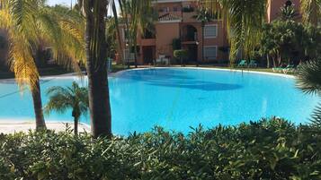 Una piscina al aire libre