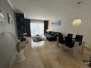 Televisie, een dvd-speler en boeken