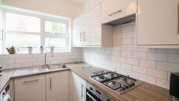 Kjøleskap, mikrobølgeovn, ovn og kokeplater