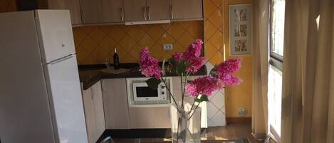 Geladeira, micro-ondas, cooktop, cafeteira/chaleira