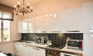 Frigorifero, microonde, forno, piano cottura