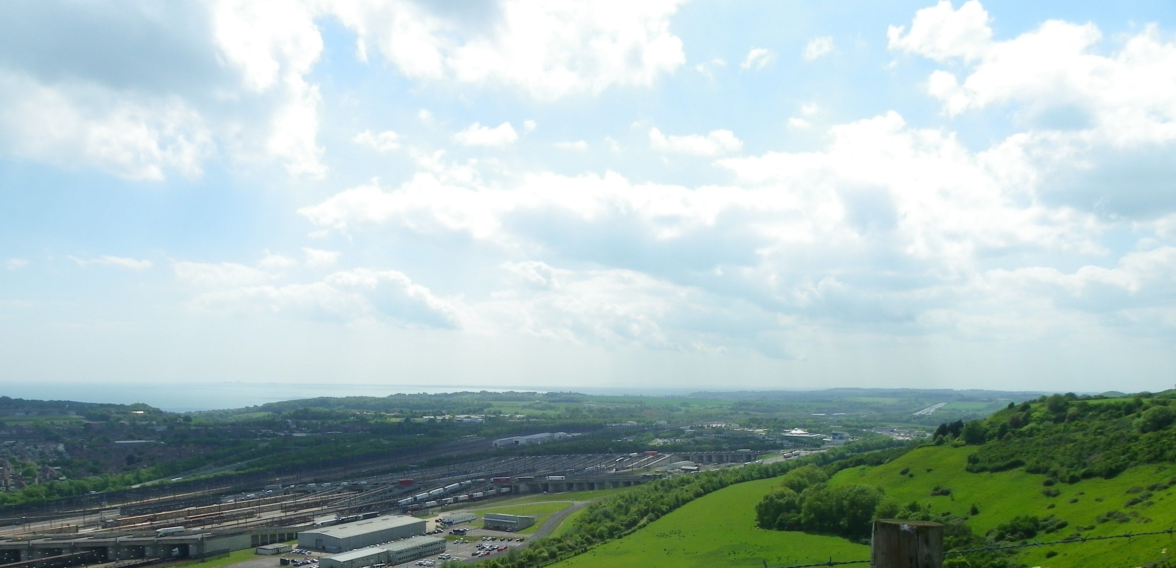 Ein großer Industrie-Komplex mit mehreren Gebäuden und Parkplätzen.