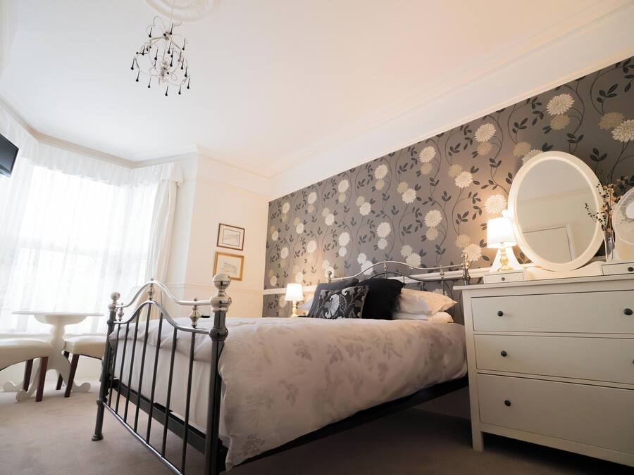 Double Room, Ensuite (Room 2 Large Double) | Soundproofing, iron/ironing board (on request), WiFi