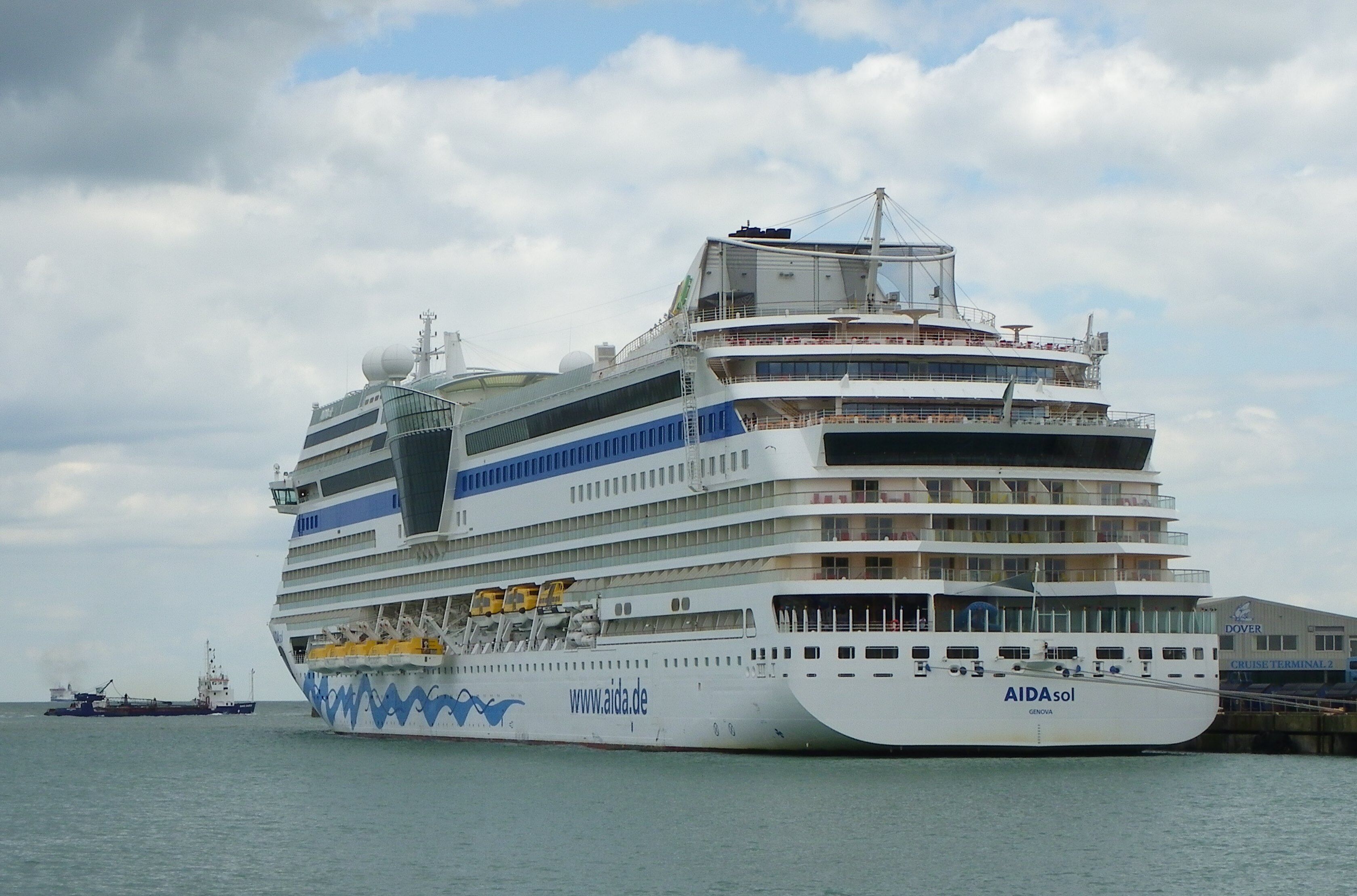 Un gran crucero con varias cubiertas y el logotipo de AIDA bien visible.