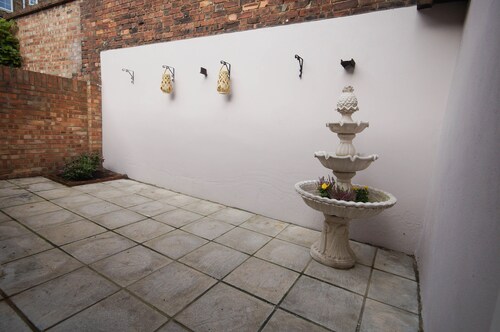 Big bright flat for 4-6 people with good links to around the city