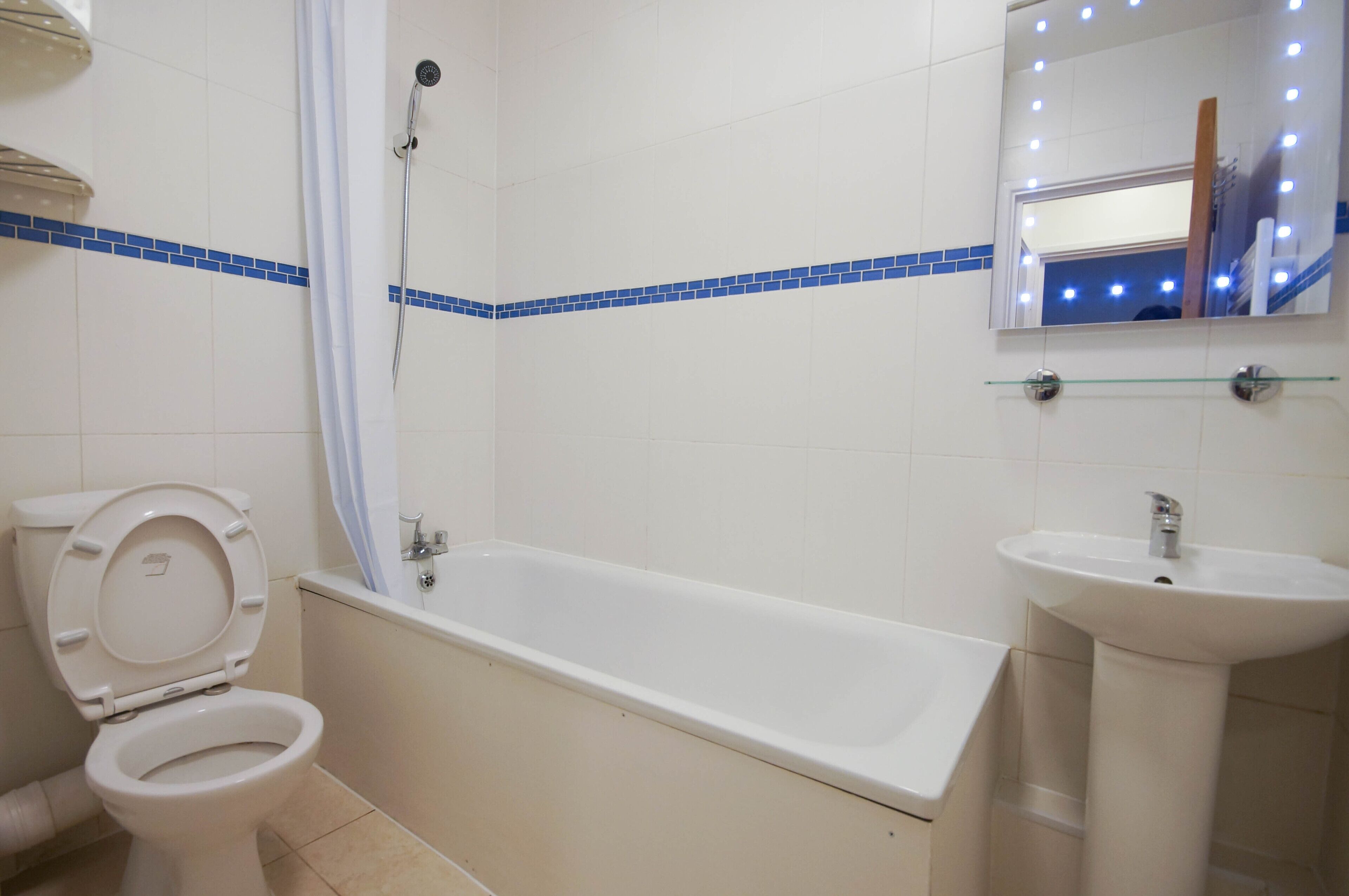 Combined shower/bathtub, hair dryer, bidet, towels