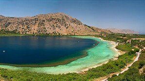 A large lake surrounded by mountains and greenery. - Poledas Apartments (Apokoronas)