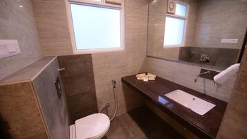 Doccia, soffione a pioggia, set di cortesia firmato, asciugacapelli