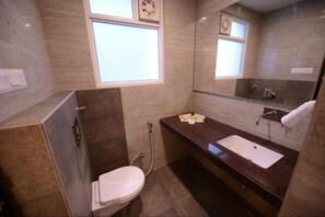 シャワー、レインフォールシャワー、デザイナーバスアメニティ、ヘアドライヤー