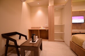 Chambre Deluxe | Literie de qualité, minibar, coffre-fort, bureau