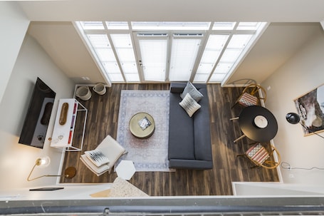 Flat-screen TV, Netflix