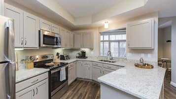 Full-sized fridge, microwave, oven, stovetop