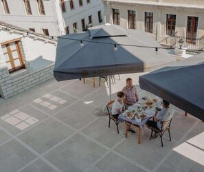 Outdoor dining - Hotel Argjiro (Gjirokastër)