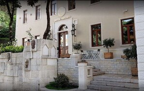 تفاصيل الفندق من الخارج