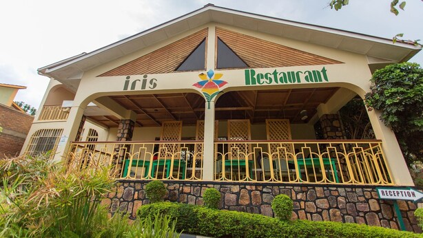 Un restaurant avec une enseigne indiquant « Iris Restaurant » et un espace d’accueil.