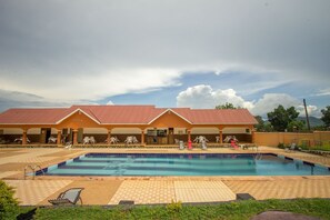 สระว่ายน้ำกลางแจ้ง