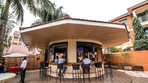 Poolside bar - Sir Jose Hotel (Kampala)