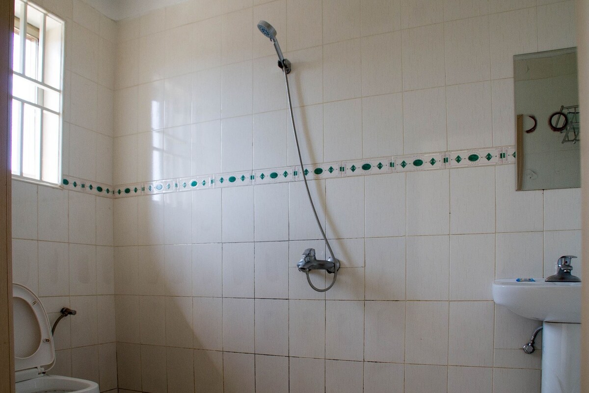 Combined shower/bathtub, rainfall showerhead, free toiletries, towels