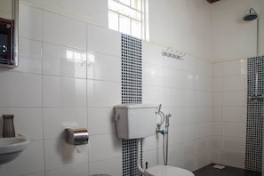 Bañera con ducha, artículos de tocador gratuitos, toallas