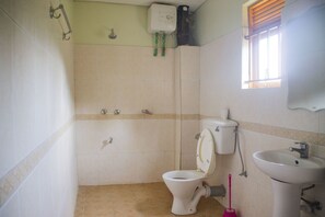 Combined shower/bathtub, free toiletries, towels