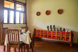 Desayuno con opciones de la cocina local incluido todos los días