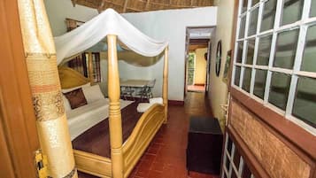 Escritorio y ropa de cama