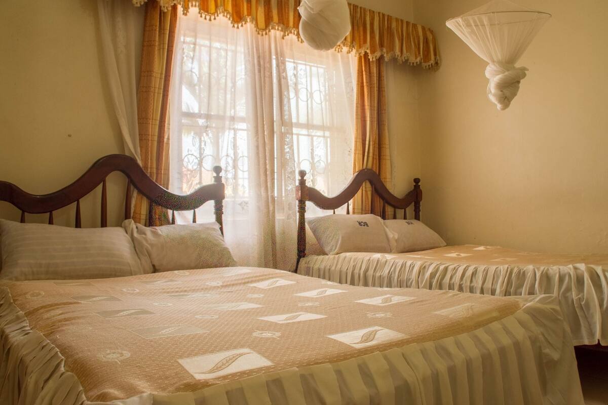 Standard Twin Room | Desk