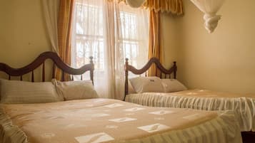 Standard Twin Room | Desk