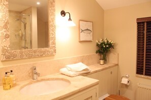 Bathtub, hair dryer, towels, soap - Luxury Cottage In Christow.   (Exeter)