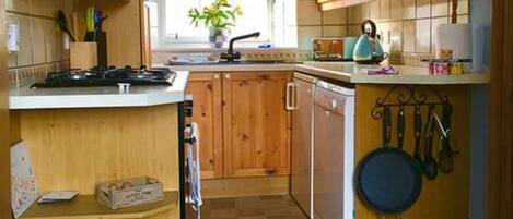 Køleskab, mikrobølgeovn, ovn, kogeplade