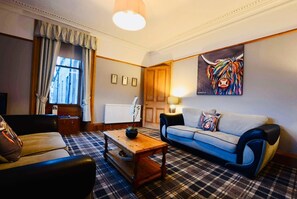 Smart TV, chimenea y libros 