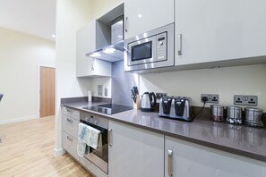 冷蔵庫、電子レンジ、オーブン、コンロ