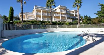 LUXURIÖSE NEUE 2-Bett-Wohnung mit großer Terrasse und Nähe zum Pool