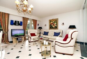 TV connectée, lecteur de DVD, livres, chaîne hi-fi